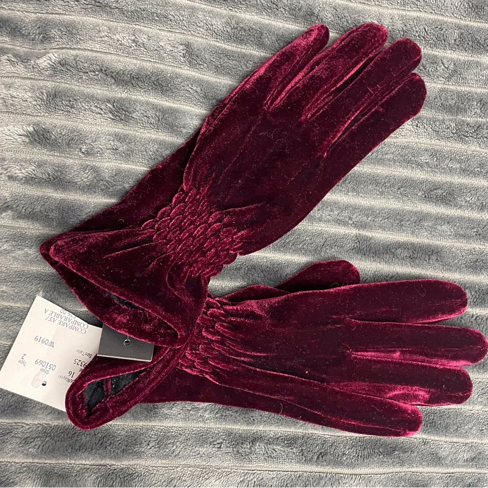 New with tags. Touch screen gloves
